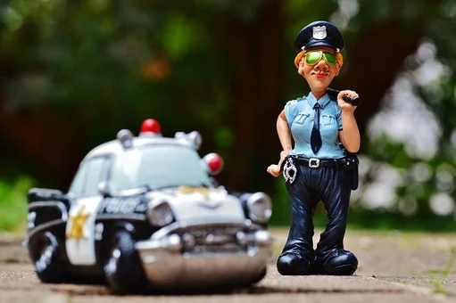 在美國被警察攔下該如何應(yīng)對(duì)2