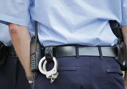 在美國被警察攔下該如何應(yīng)對(duì)4